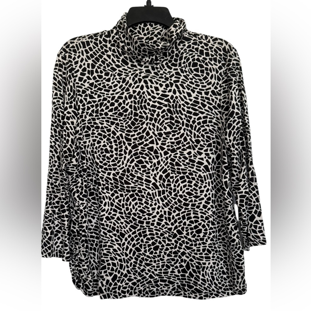 Chico’s Women's Sz 2(L) Black & White Patterned Turtleneck Top 3/4 Sleeve